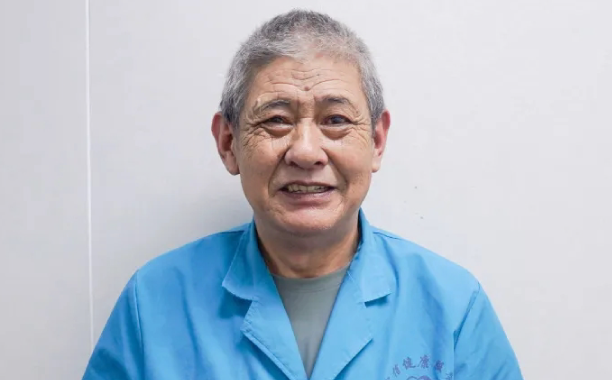 艰辛十年护工路，是什么让他咬牙坚持？