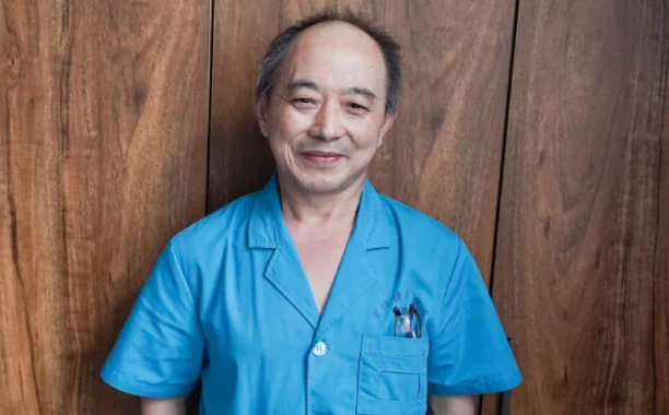 “你辛苦，我陪你。”一句承诺，60岁大叔为爱穿上护工服