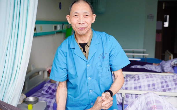 五年相护丨护工大叔写给瘫痪病人的“无字情书”