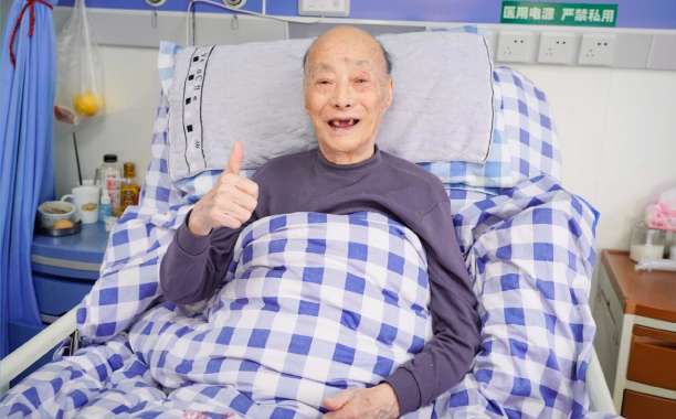 归途暖灯！九旬上海老人的病榻长歌