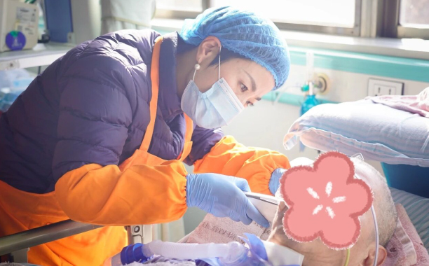 小剪子，大温暖！“银龄义剪”点亮病区长者心灯