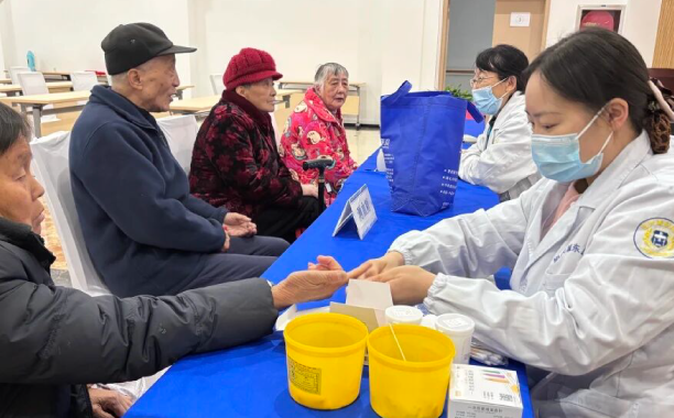 暖阳映初心，义诊暖银龄丨我院义诊团走进仁本栖湖里